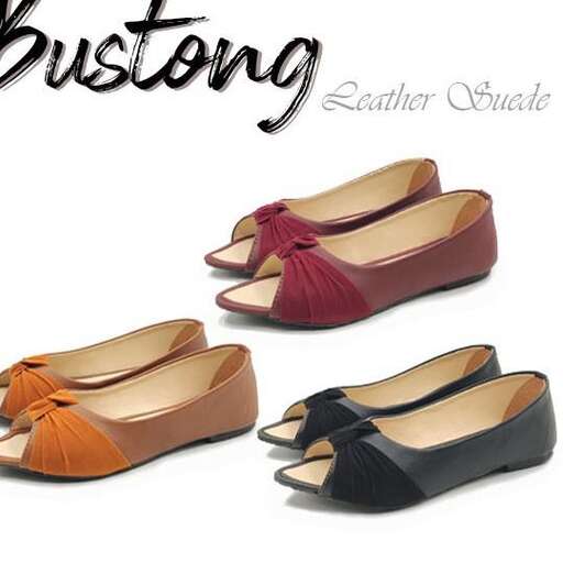 a pair of shoes with a bow on the side.