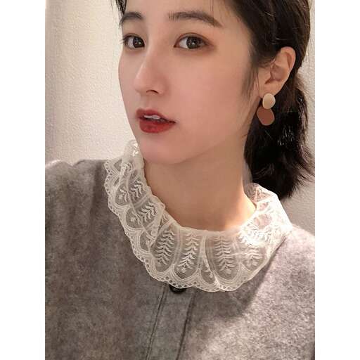 a collar is a great way to add a touch of elegance to your outfit.