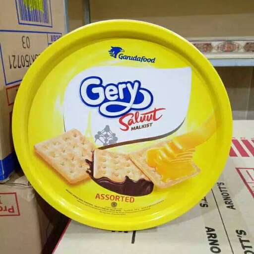 a plate of crackers with a picture of a box of crackers.