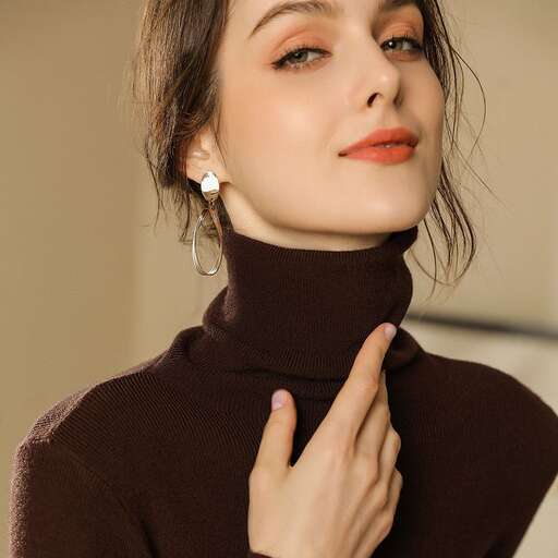 a model wearing a turtleneck with a turtleneck and a turtleneck.