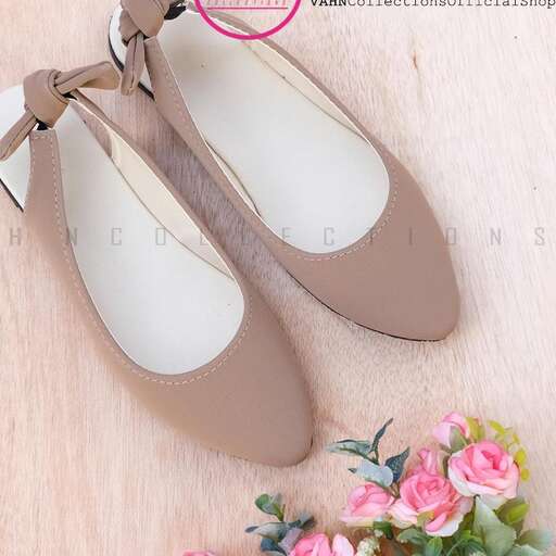 a pair of women's sandals with flowers