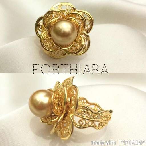 a pearl ring with a pearl and pearls