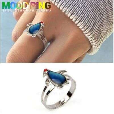 a blue sapphire ring with a stone in the middle.