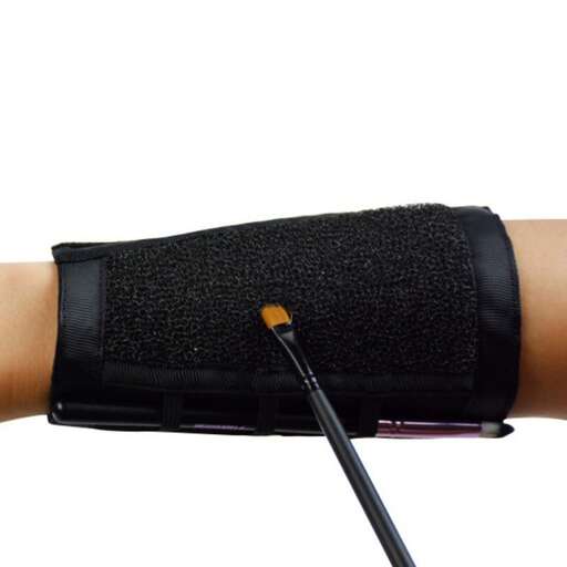 the prosthetic arm is a good way to keep your wrist warm.