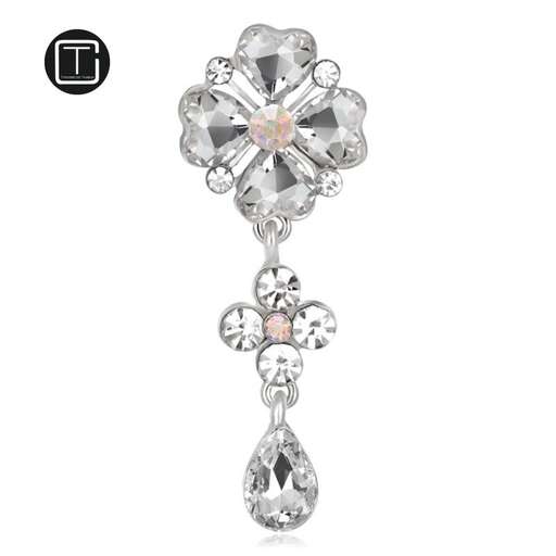 a diamond brooch in platinum and diamonds set in 18k white gold.