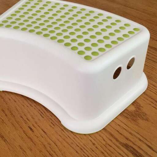 this is a cute little box i found in a flea market in the netherlands.
