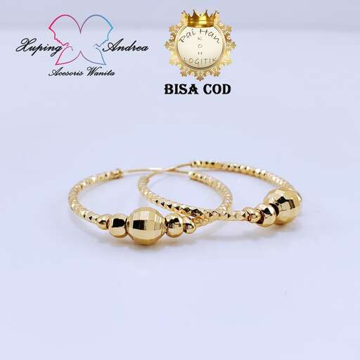 a bracelet of gold with a diamond and a diamond.