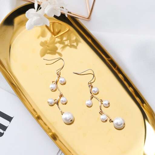 earrings in gold plated brass with white pearls and white pearls