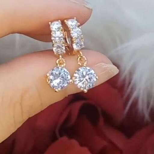 a pair of diamond earrings with diamonds.