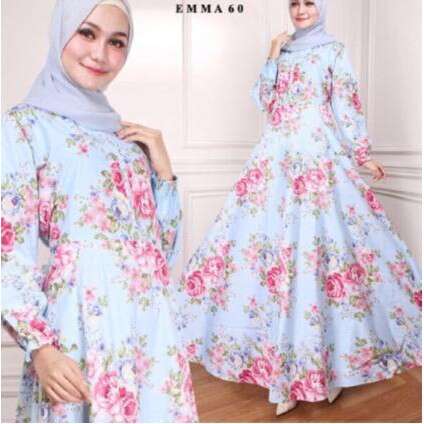 women in the traditional dress