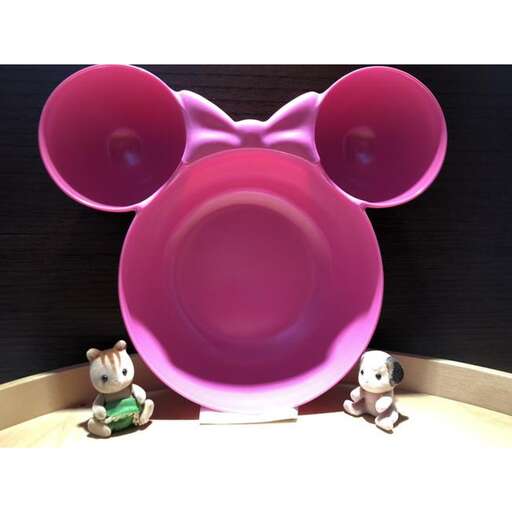 a mouse and a pink plate with two mice in it.