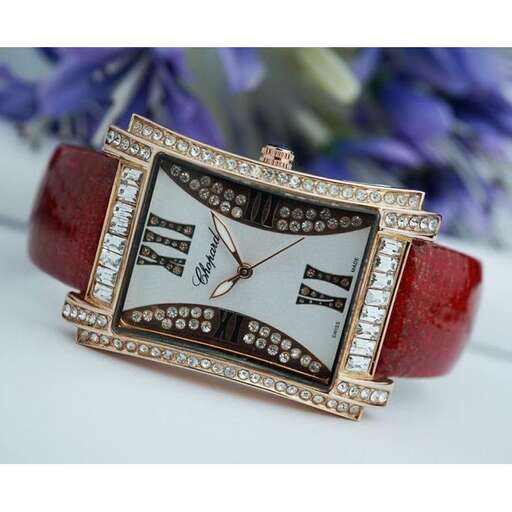 a ring with a diamond and diamonds.