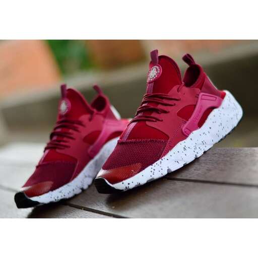 the shoes are made from % recycled plastic, and are made in the same color.
