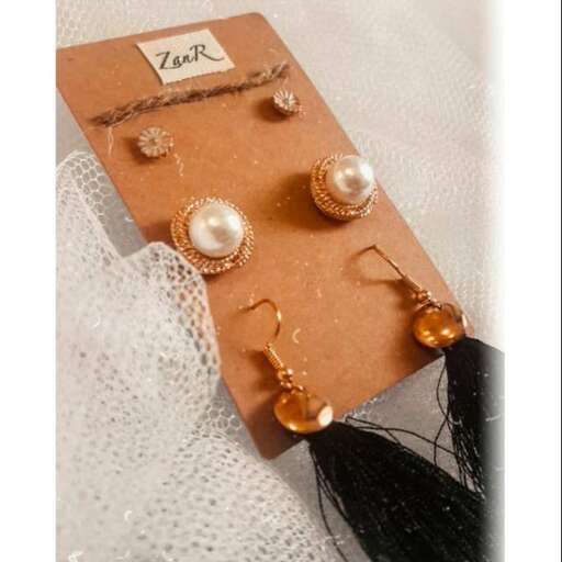 a necklace made of pearls and pearls.