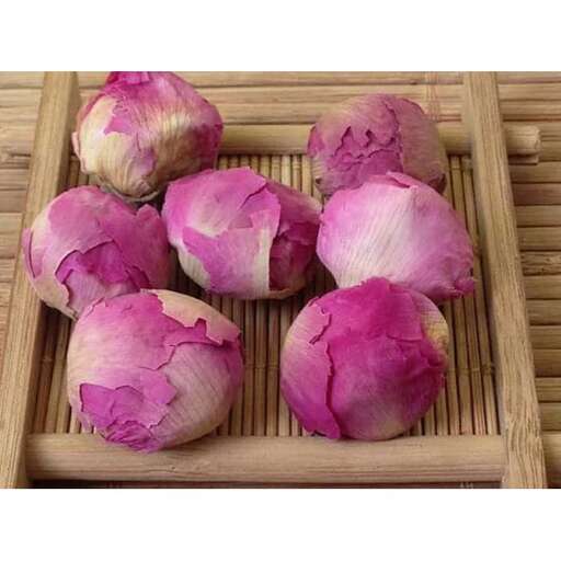 red onion in a wooden tray