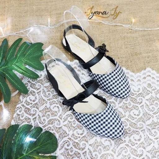 i'm not sure what these shoes are but they are cute.