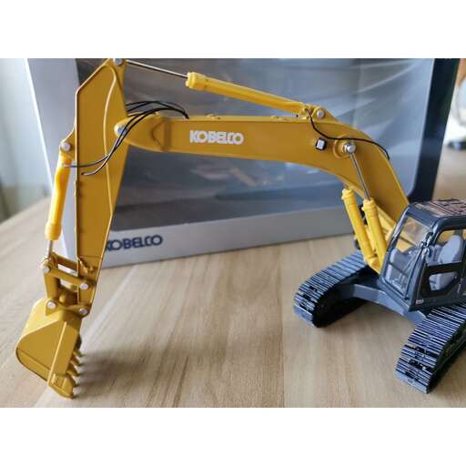a photo of a yellow forklift.