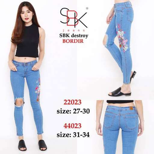 a fashion look featuring jeans and sandals.