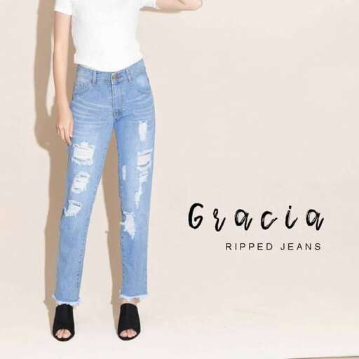 a white tee is worn with a white tee and black flats.