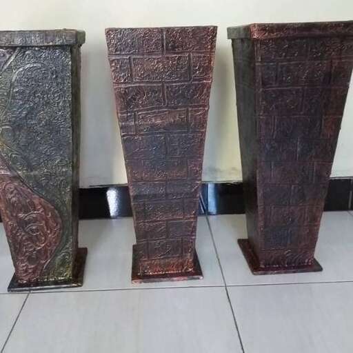 a pair of bronze and bronze urns.