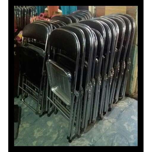 a row of chairs sitting in a row.
