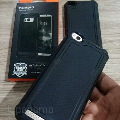 a person holding a cell phone in their hand.