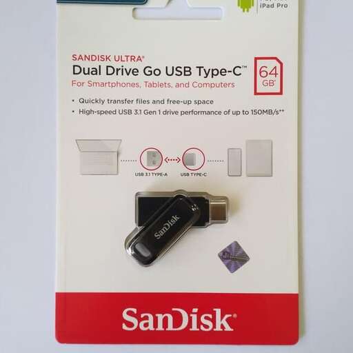 a picture of a usb cable and a usb device.