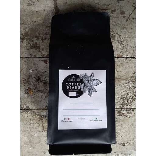 the black bag is available in a variety of sizes.