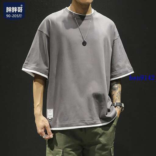 a male model in a grey t - shirt and green pants