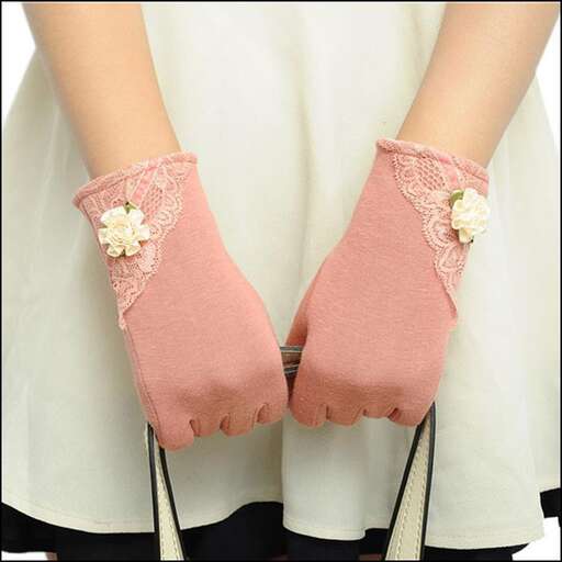 i love these gloves... i'm in love with the pink and white flowers.