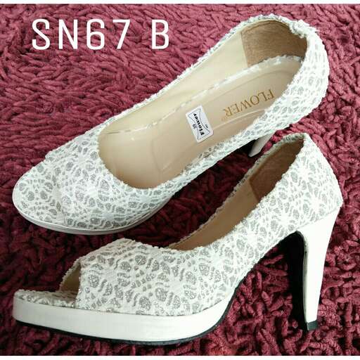 i love these shoes... i have a lot of laces.