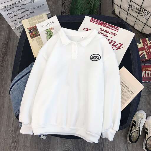 a small t - shirt with a white shirt and shorts.