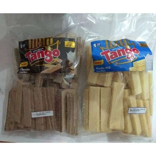 a package of food that is packed with sandwiches.
