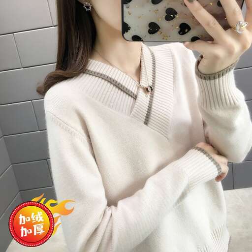 person is a long sleeved sweater with a long sleeve and long sleeves.