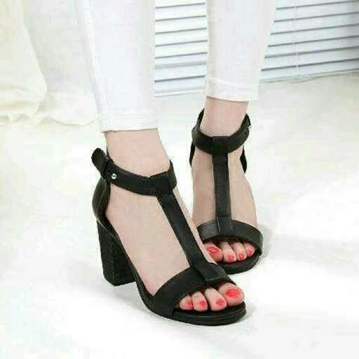 i'm not a fan of shoes but i love the black straps on the bottom.