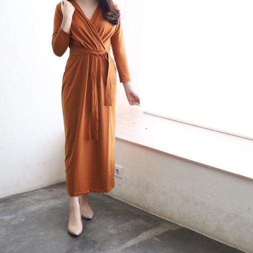 the dress is a long sleeved dress with a long neckline and a long skirt.