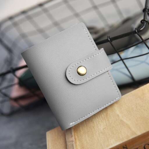 the wallet is made from recycled leather and is a great way to make it look like a clutch.