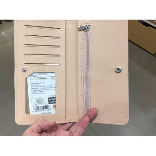 the zipper is lined with a zipper.