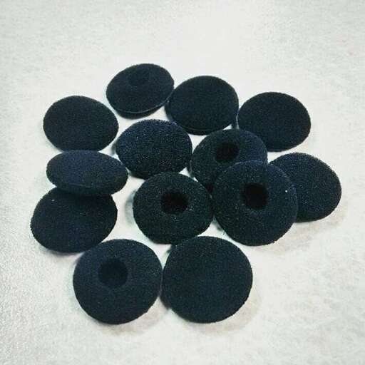 i made these black felt buttons for my friend's wedding.