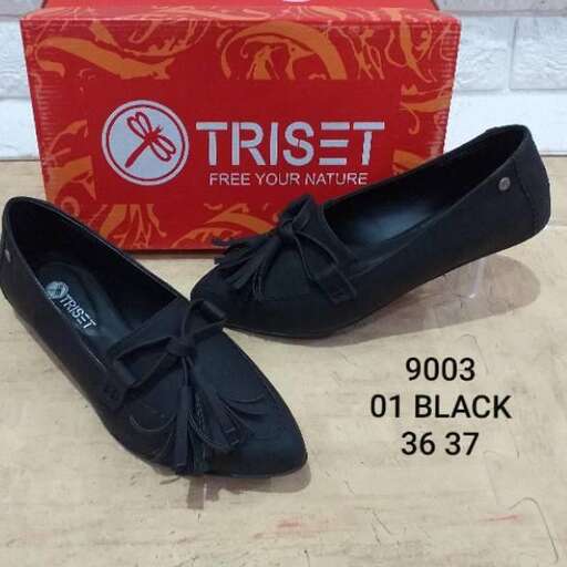 a pair of black shoes with a red box on the side.