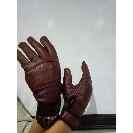 leather gloves with a zipper