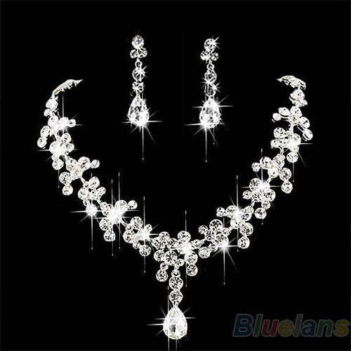 a necklace made of white diamonds and diamonds