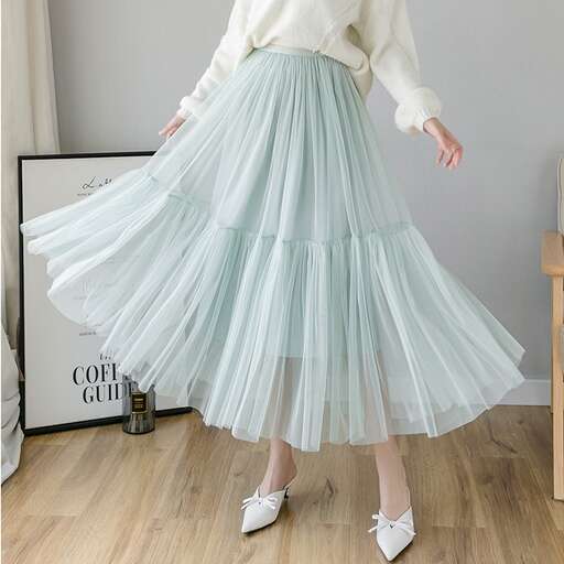 i love this skirt... i'm in love with the white sweater and the white shoes.