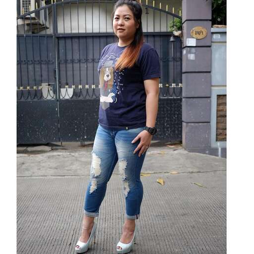 person, a fashion blogger, is wearing a t - shirt with ripped jeans and a t - shirt.