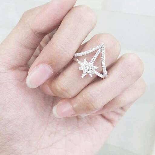 a diamond ring with a diamond on it.