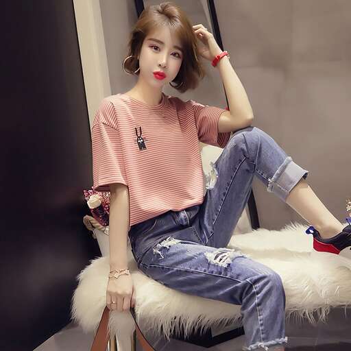 a model wearing a pink t - shirt and jeans.