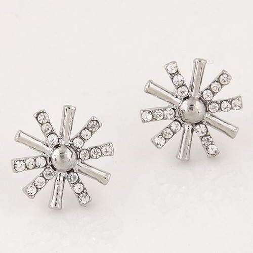 a pair of diamond earrings with diamonds.