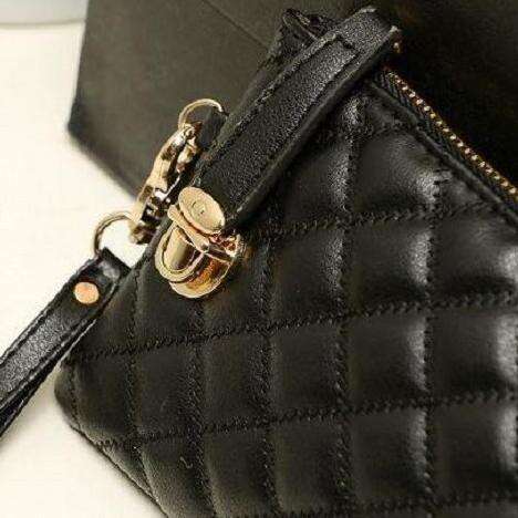 the black and gold zipper on the front of the bag.