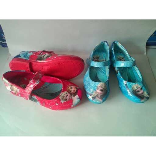 i'm not sure what these shoes are, but they are cute.