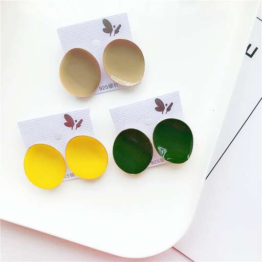 the green and yellow in this picture is a circle.